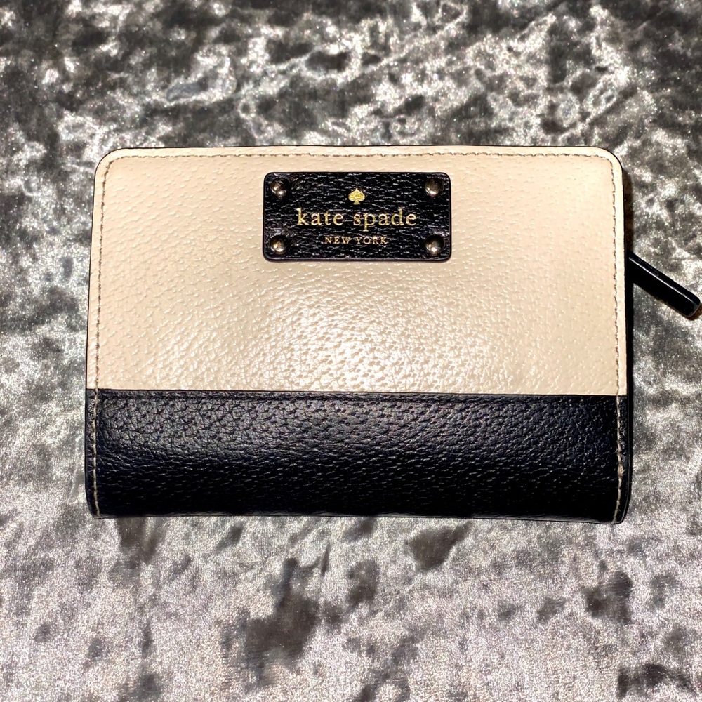 Kate Spade Bi-Fold Button Wallet ☆